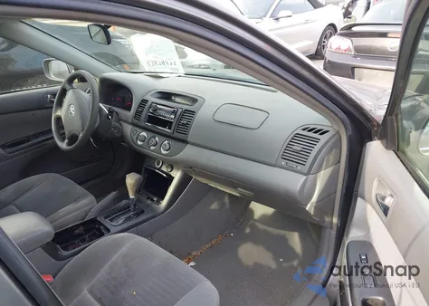 2005 Toyota Camry Le z USA, uszkodzony, nr VIN 4T1BE32K75U974564